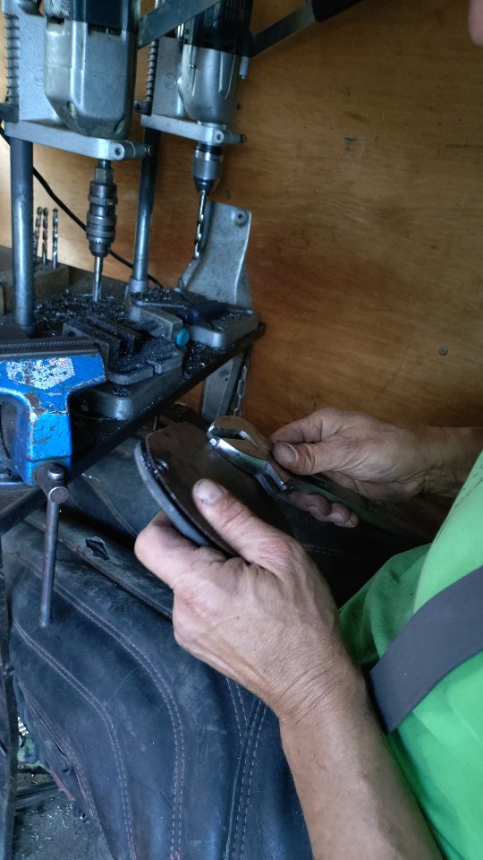 Hier soir nous avons eu la chance d'assister à la création d'un ferrage un peu particulier par notre maréchal : un fer avec plaque métallique amovible ! Une technique impressionnante pour protéger les pieds d'Actrice et pouvoir peut-être espérer enfin un début de guérison !

En effet depuis cet été on pensait qu'elle avait fait une fourbure mais il n'en est rien ! Elle souffre d'un début d'ostéite et d'un affinement dangereux de sa sole !
La plaque amovible va donc nous permettre de nettoyer chaque jour ses pieds et de bourrer de la laine de mouton et des produits pour assainir ses pieds et renforcer la sole !

Des mois de soins intensifs en vue pour espérer un maigre résultat mais surtout pour ne pas la laisser souffrir...

Un grand merci à notre maréchal Matthieu pour son travail de précision en accord avec notre vétérinaire !

_________________________

Salut ! 🙋Je suis Vaïana et je t'emmène visiter les @alpesdehauteprovence et les @myhautesalpes à cheval ! 🏇

👩‍🎓 Je suis diplômée BPJEPS, ATE et BFEE2, et je t'aide aussi à mieux communiquer avec ton cheval...
🆘 ... Et à résoudre tes problèmes avec lui !

🤝 Partenaire @sisteronbuech
☎️ +33 6 98 87 57 67
📨 grandboismison@gmail.com
👩‍💻 www.grandboismison.com
📍 Le Grand Bois, 04200 Mison

#sisteronbuech #equitation #bienetreequin #centreequestre #fermeequestre #cheval #pensioncheval #tourisme #equestre #balade #cours #randonnee #ethologie #natural #horsemanship #jobpassion #voyageàcheval