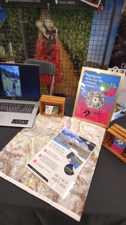 Jusqu'à demain soir venez me rencontrer au @festivalenviedailleurs à Mouans-Sartoux, salle Léo Lagrange. Je suis dans la première allée sur la gauche 😉

J'adore participer à ce genre de salon, on y rencontre toujours des gens prêts à partager leurs aventures autour du monde ! Le stand juste à côté du mien est tenu par @voileveil , une chouette petite famille qui voyage sur l'eau et qui vous propose de naviguer avec eux ! En plus leurs filles rêvaient de me rencontrer parce qu'elles sont passionnées de chevaux 🤫

Alors si tu aimes voyager à pied, à cheval, en van ou en voilier, tu es au bon endroit ! Et c'est seulement jusqu'à demain soir !

.

#cheval #aventure #rando #bivouac #nature