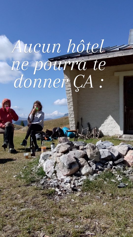 Regarde jusqu'au bout. Tu comprends ?

Aucun hôtel ne pourra jamais te donner cette sensation de liberté ! Cette sensation d'être seul au monde au milieu des montagnes... Aucun hôtel ne te permettra de rencontrer les bergers et de te retrouver au milieu des moutons... Aucun hôtel ne te permettra de dormir sous les étoiles...

Seul le bivouac te fera découvrir l'importance de revenir à l'essentiel : Soi. Juste des humains, des chevaux, et la nature. Rien d'autre.

Pour rejoindre l'aventure du bivouac à cheval, c'est ici 👉 https://grandboismison.addock.co/